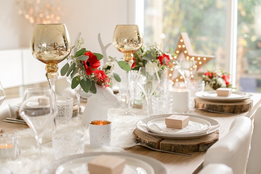 Une table de Noël chic et élégante en doré blanc et rouge
