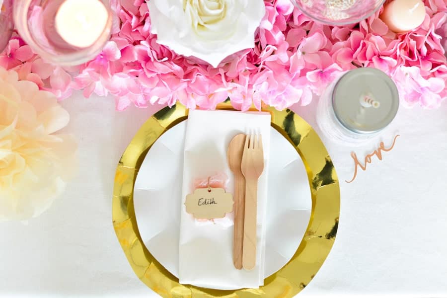 idée décoration table doré rose assiettes jetables carton brillant-min