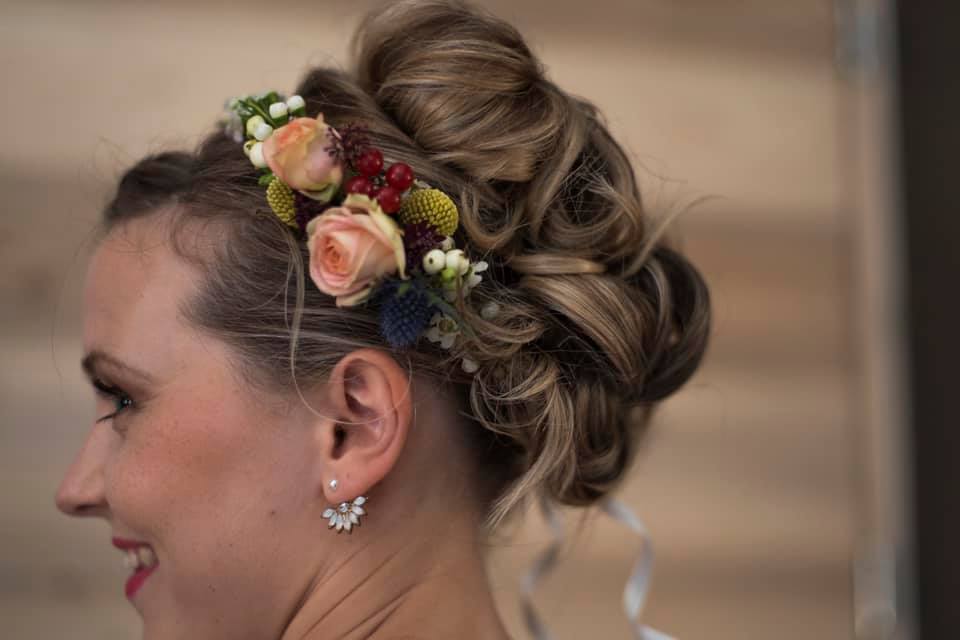 coiffure mariée chignon bouclé couronne fleurs