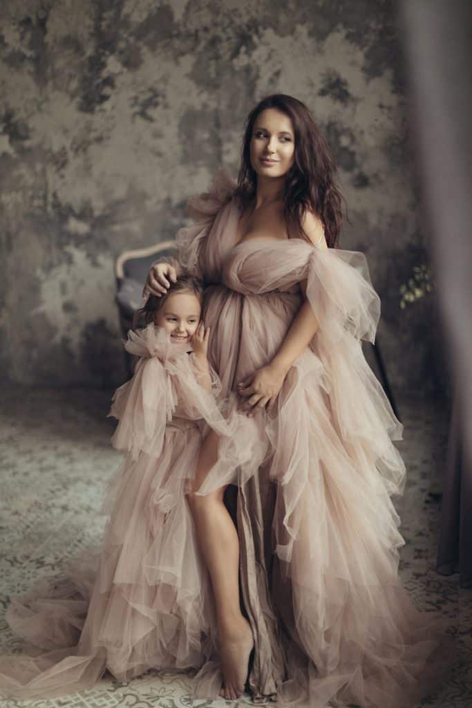 Photographe femme enceinte : shooting photo grossesse avec robe