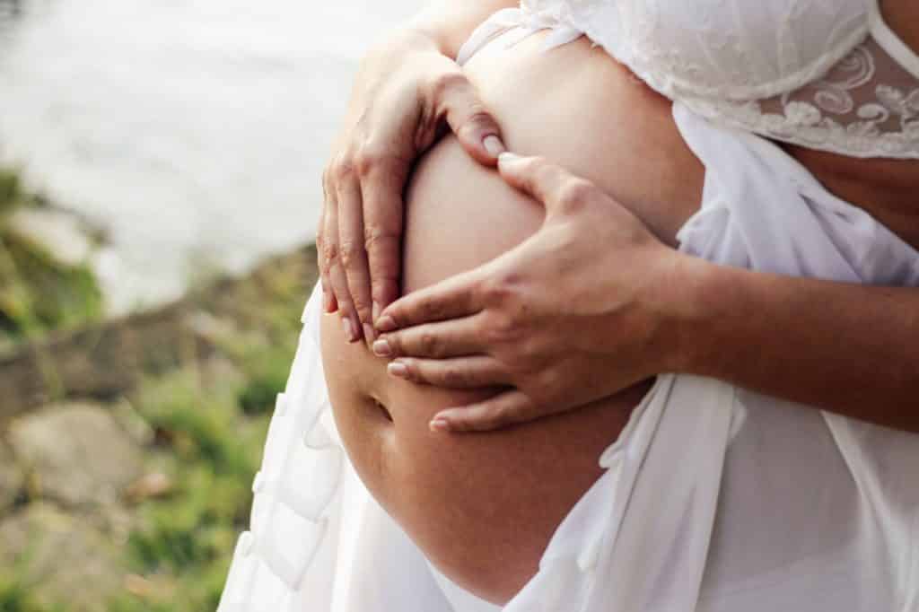 grossesse pregnant woman wearing white dress
