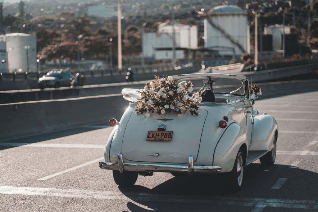 décoration fleurs voiture des futurs mariés