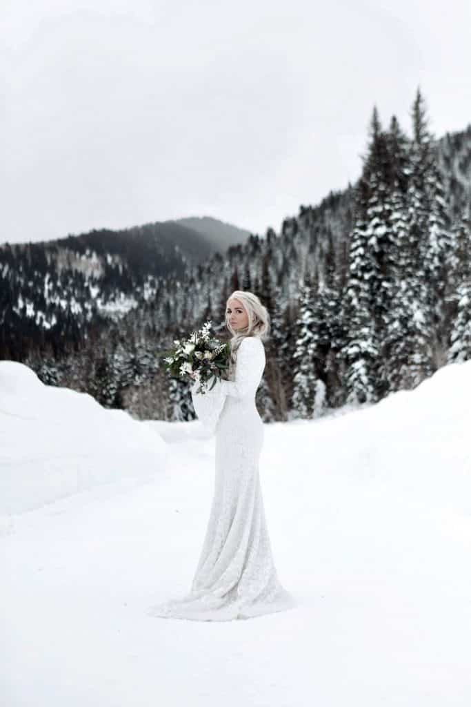 Robe de mariée d’hiver manches longues, col montant