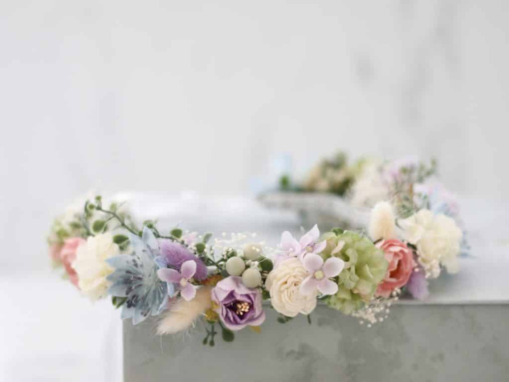 Couronne de fleurs de mariée tons pastel. 