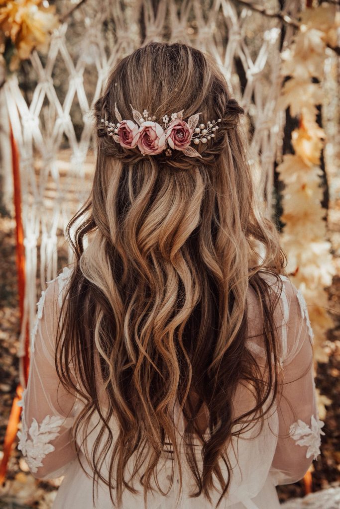 Peigne de cheveux de mariée avec des fleurs vieux rose