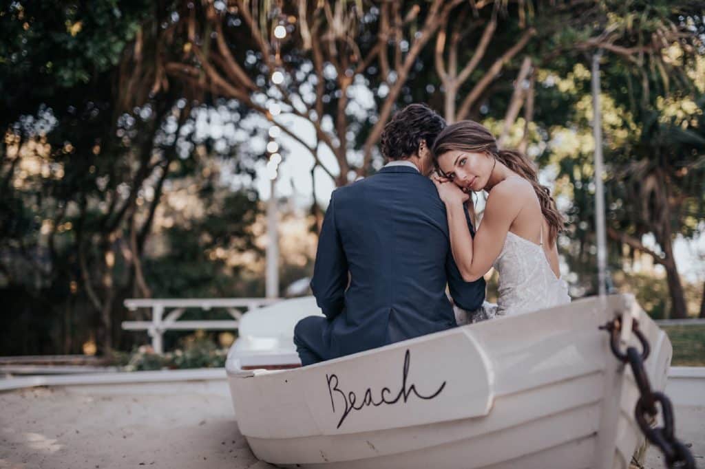 mariage à la plage mariés dans une barque