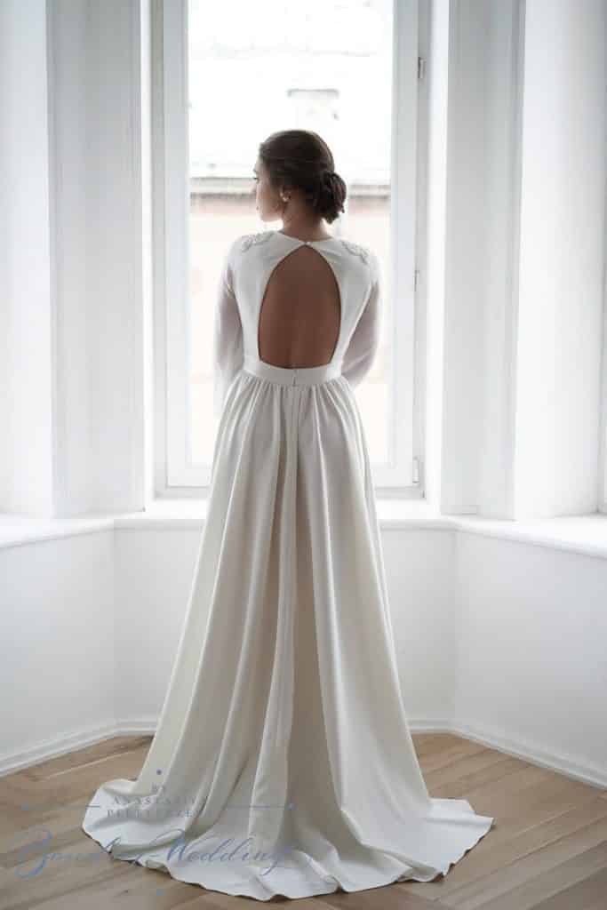 Robe de mariée blanche en satin, dos ouvert