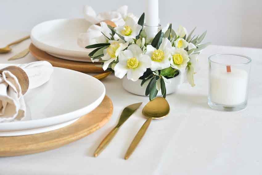 décoration table de noël roses de noël hellébores bougeoir fleuri
