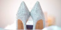 50 paires de chaussures argentées pour la mariée