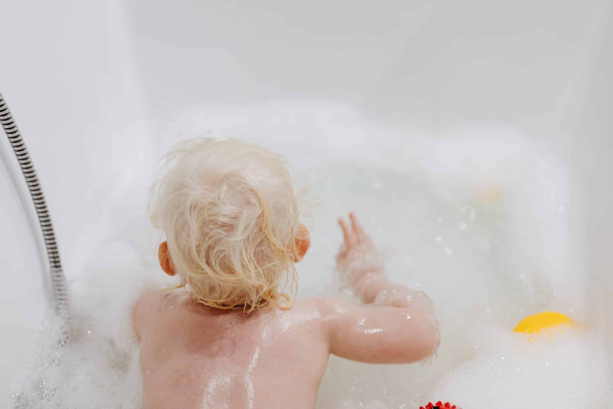 Bain de bébé : comment l'aider à apprivoiser l'eau