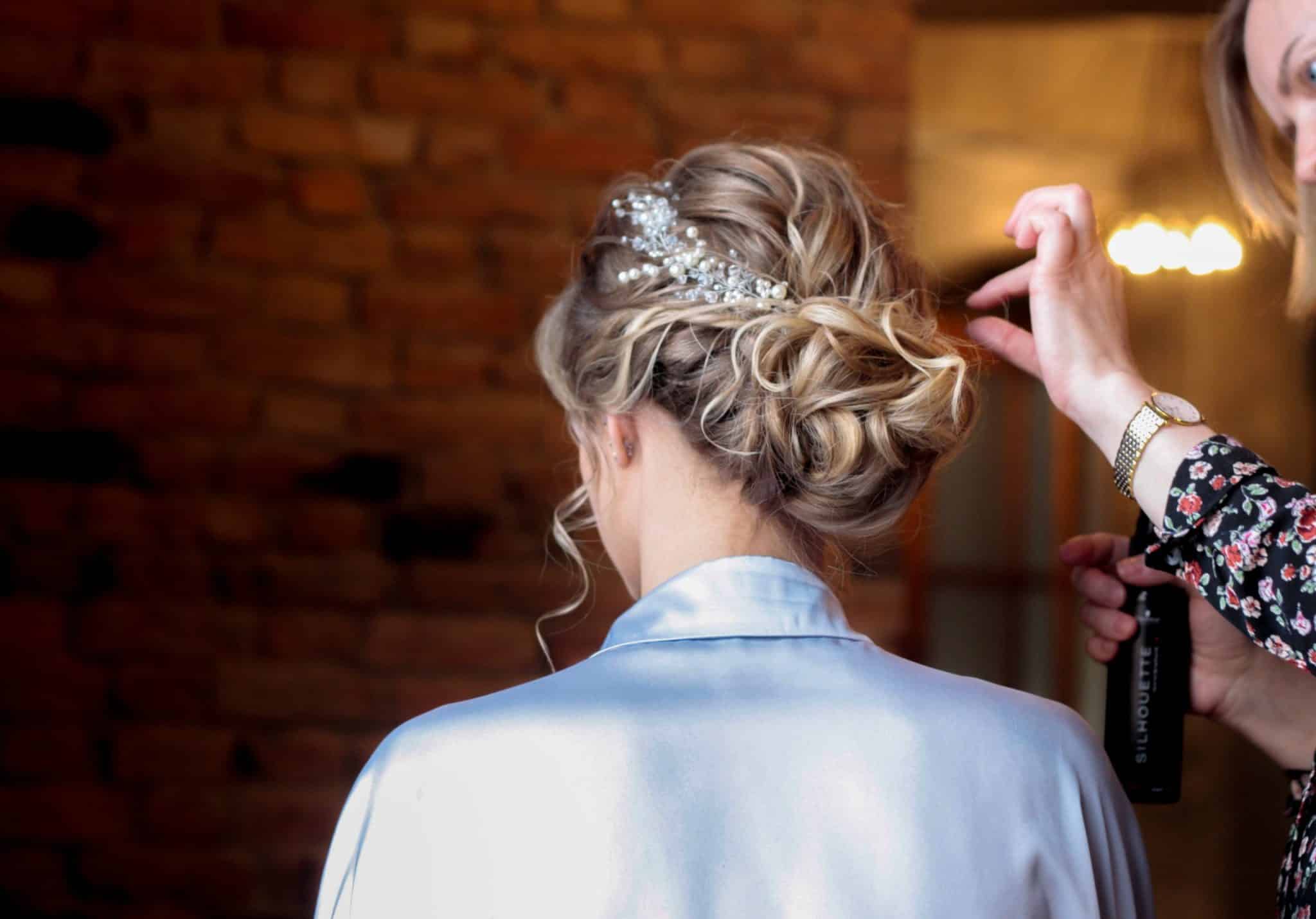 Mariage : 25 idées de coiffure à faire soi-même avec des accessoires DIY -  Marie Claire