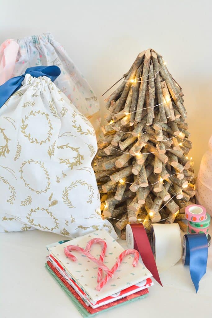 Comment faire une pochette cadeau Noël ? En tissu ou en papier ? Voici nos  4 tutoriels festifs !