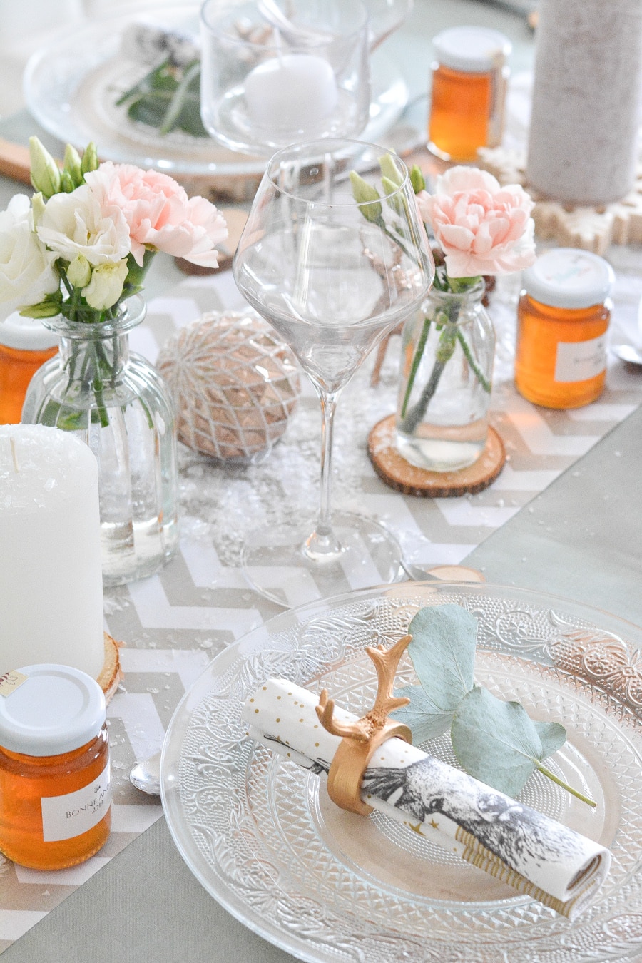 Deco Table Noel Vert Et Or déco De Noël Une Table De Noël En Vert D'eau, Bois Et Doré 12 Déco de Noël Une table de Noël en vert d'eau, bois et doré - A la Une!