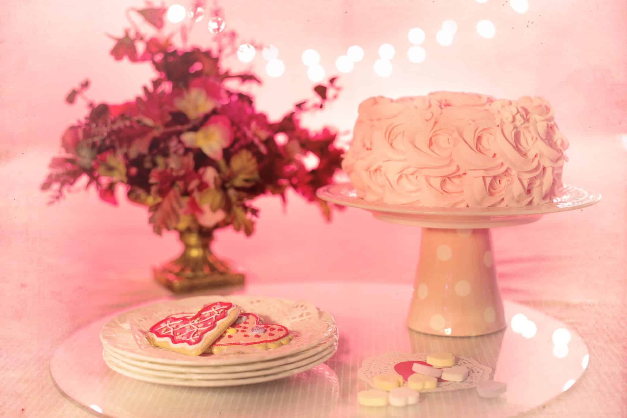 Décoration De Gâteau Rose Avec Chaussures De Bébé, Avec Signe De