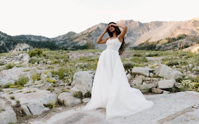 Tendances robes de mariée 2025 : le minimaliste chic en vogue