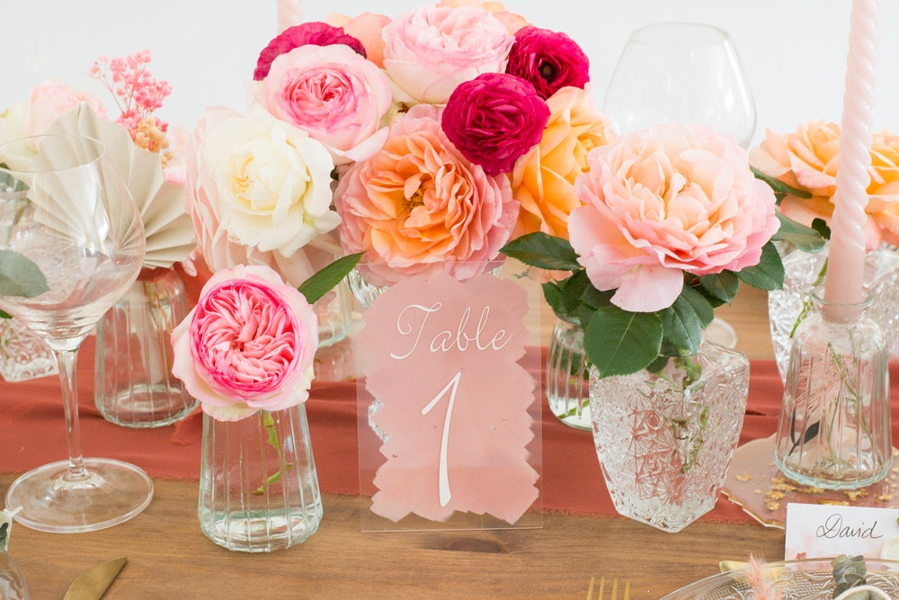 Chemin de table rose clair en mousseline de soie | Location décoration  mariage Ile de France
