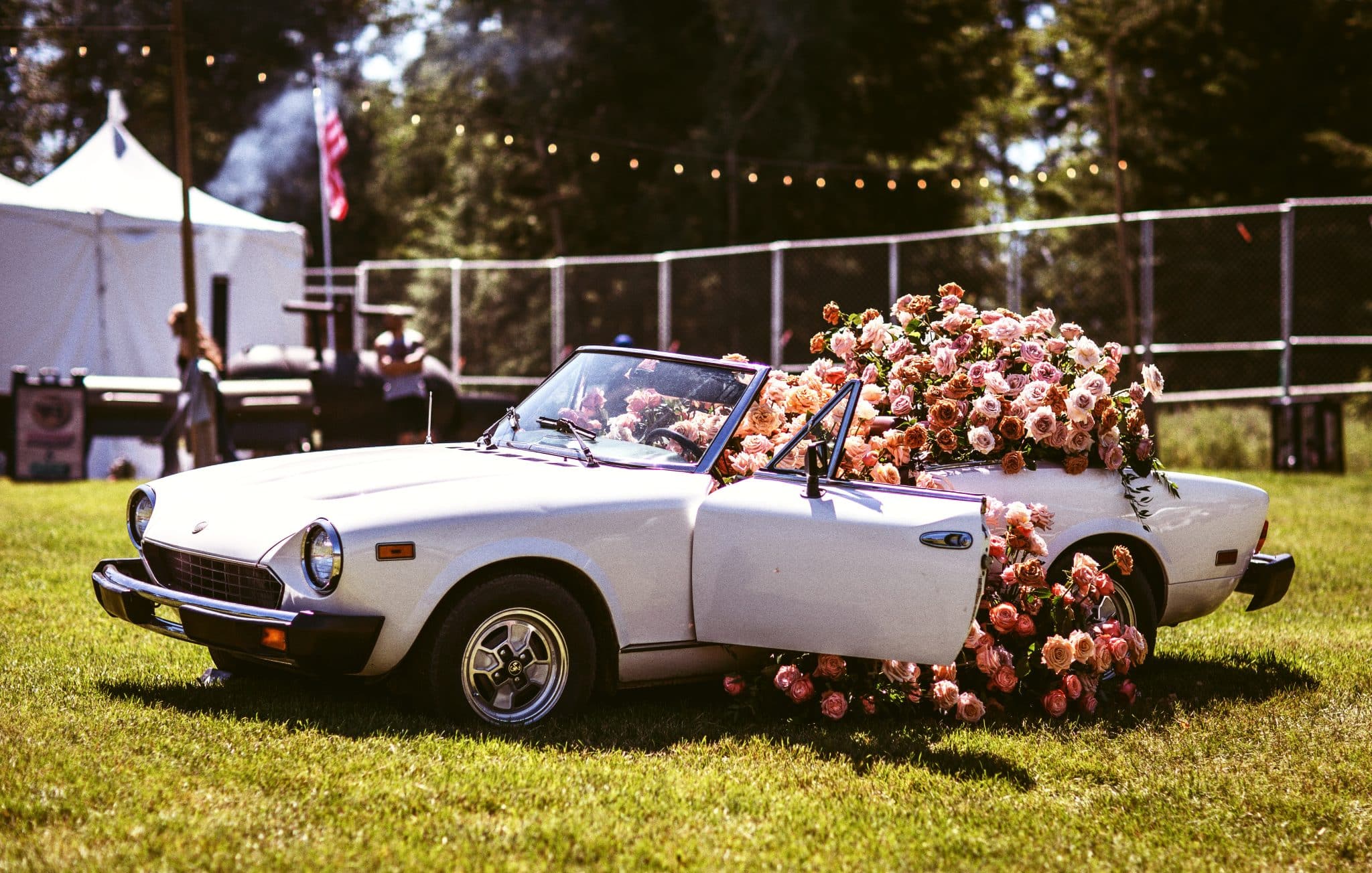 Décoration voiture mariage fleurs - 10 jolies façons de décorer sa voiture  de mariage - Elle