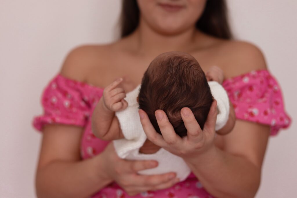 nouveau né dans les mains de sa maman