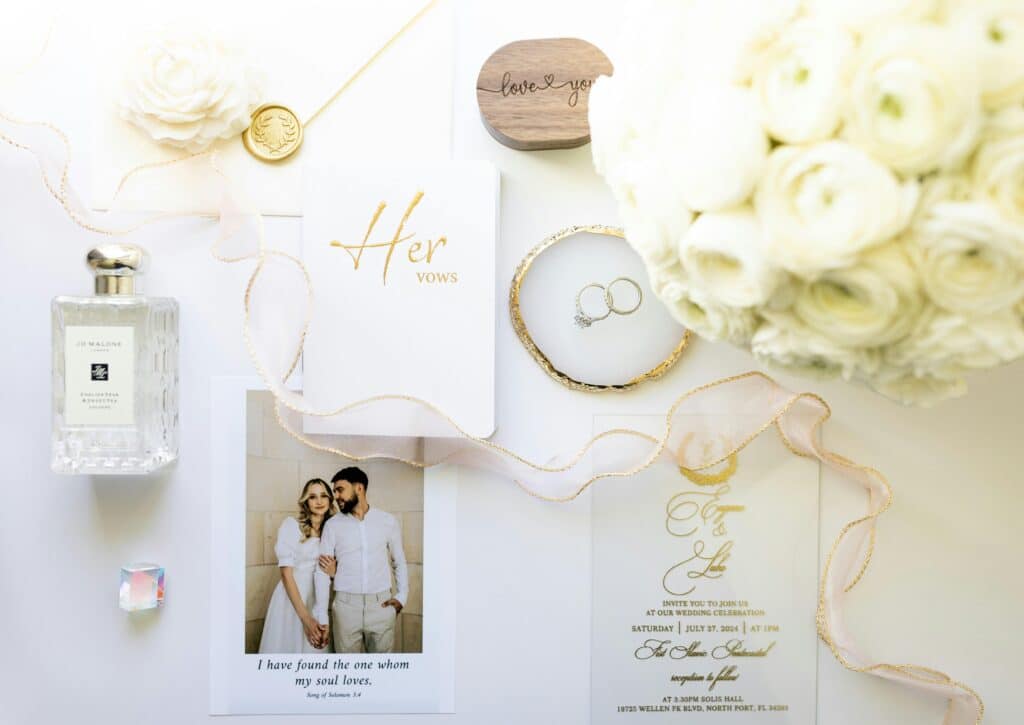 Un flatlay avec les tendances faire-part 2026