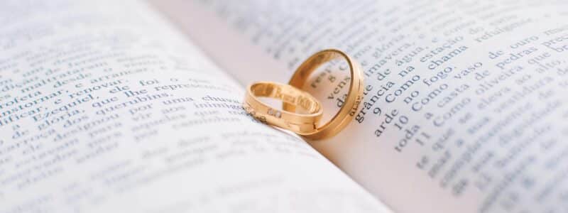 Deux alliances posées sur un livre qui pourrait être le nouveau code civil avec la loi sur la fin du devoir conjugal