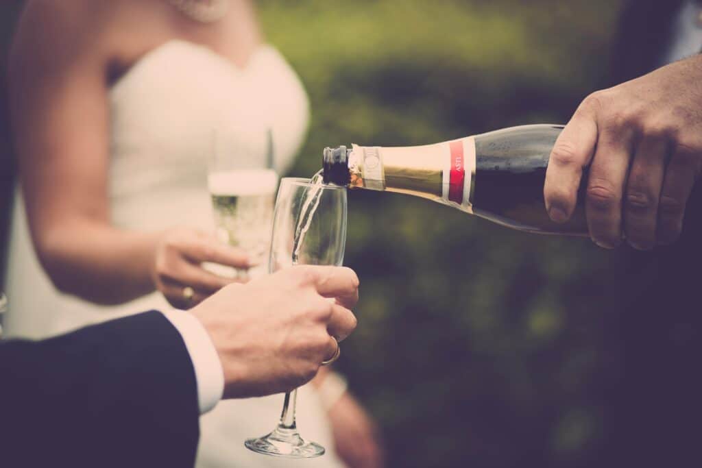 On sert à boire à un couple de mariés qui voulait remplacer le champagne au vin d'honneur par une autre boisson