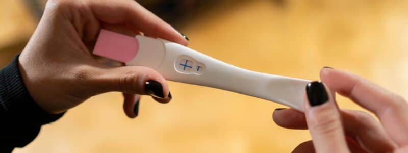 Test de grossesse faisant partie des 8 essentiels à avoir quand on veut tomber enceinte rapidement