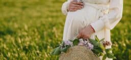 femme enceinte qui pense à l'écriture du projet de naissance