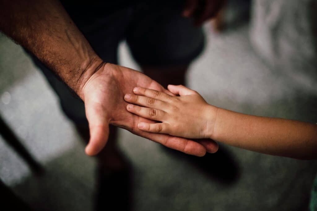 5 phrases qu’on devrait dire tous les jours pour donner confiance en eux aux enfants et leur tenir la main au quotidien 
