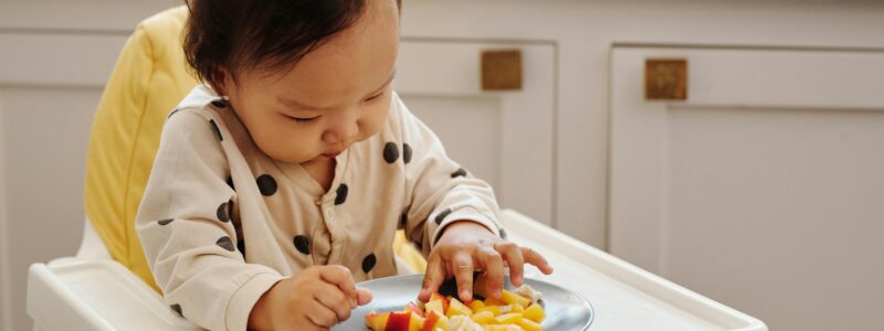 bébé qui mange avec les indispensables pour débuter la DME