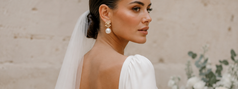 Mariée avec une coiffure style wet look et voile