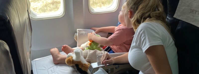 Une maman et un bébé dans un avion pour un vol long-courrier