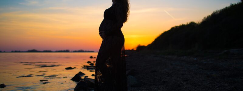 femme enceinte au coucher de soleil