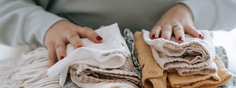 Maman qui revient des soldes pour habiller bébé