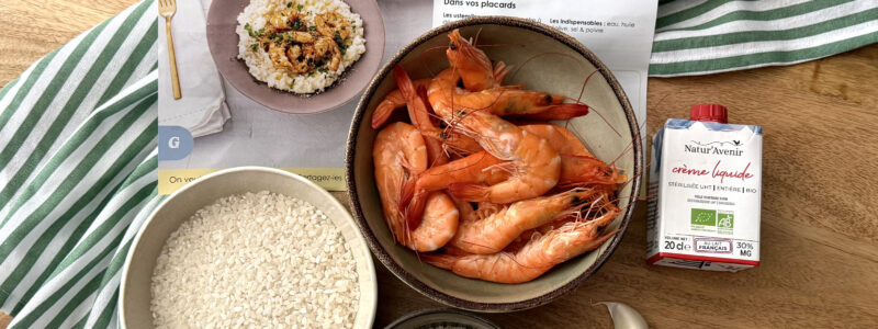 Contenu du panier repas Les Commis pour faire une recette avec des crevettes, du riz risotto, du parmesan et de la crème fraiche