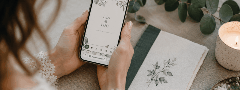 Photo d'une femme sur son téléphone qui regarde un site de mariage créé sur Anatole Wedding