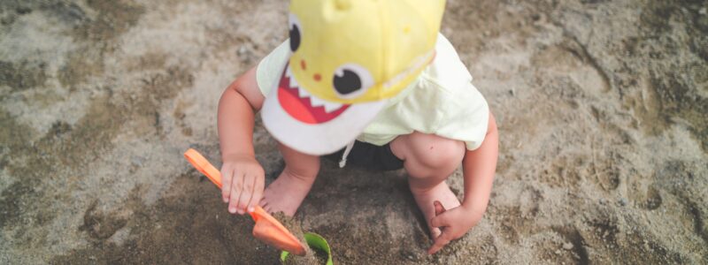 Un enfant à la plage en période de canicule