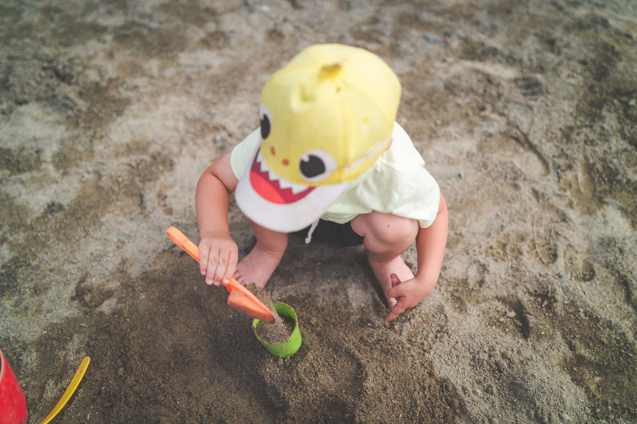 Un enfant à la plage en période de canicule