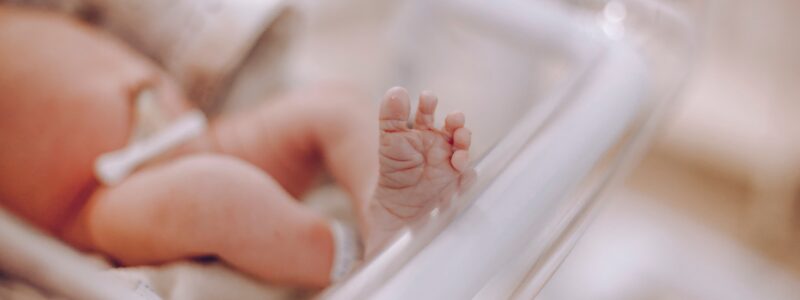 Nouveau-né à la naissance dans son lit de maternité