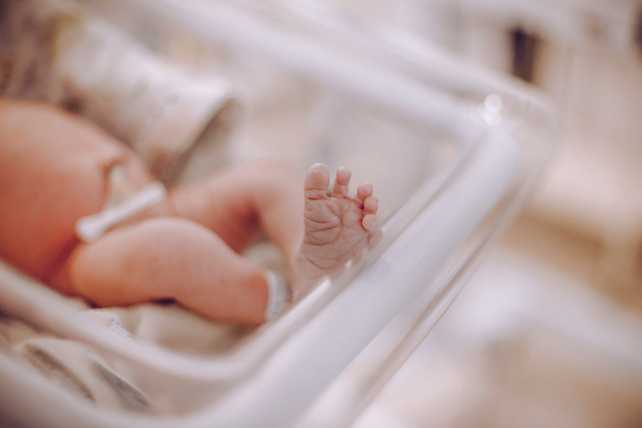 Nouveau-né à la naissance dans son lit de maternité