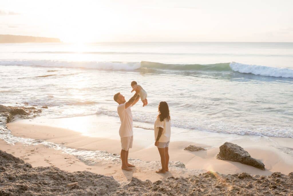 parents et leur bébé sur la plage