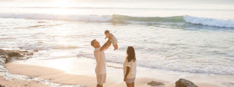 parents et leur bébé sur la plage