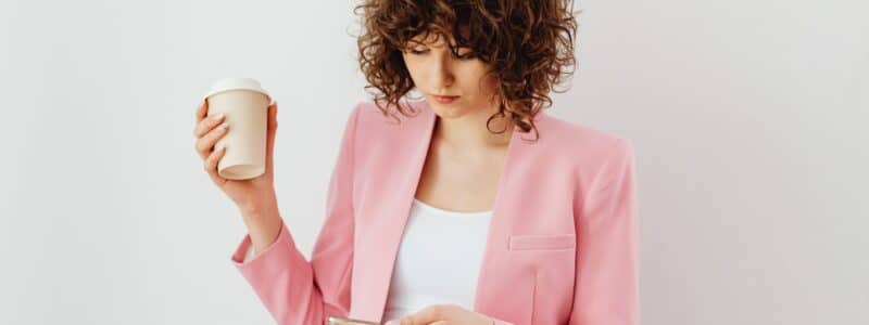 femme entrepreneuse en train de travailler sur sa communication sur son téléphone