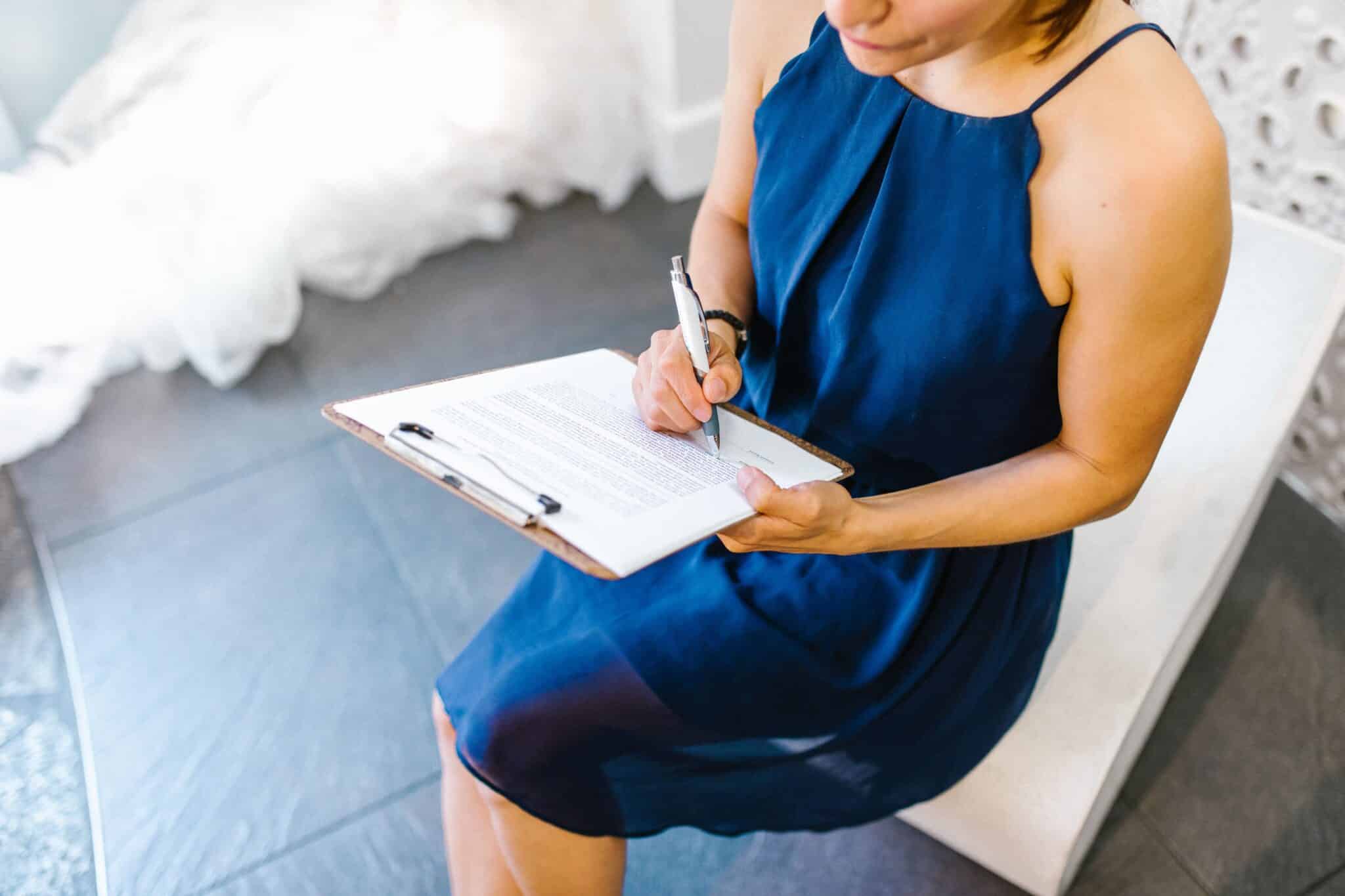 prestataire de mariage en train de noter le planning jour J de la journée de mariage