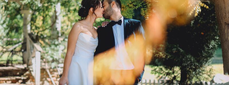 photo d'un couple de mariés qui s'embrassent