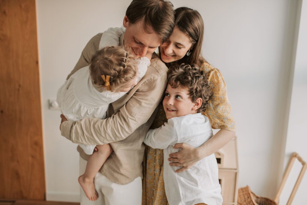 parents entourés de leurs enfants où ils se font tous un câlin